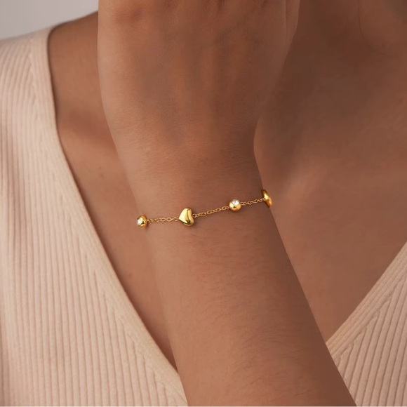 18K Gold Plated Heart Bracelet - Picture 2 of 5